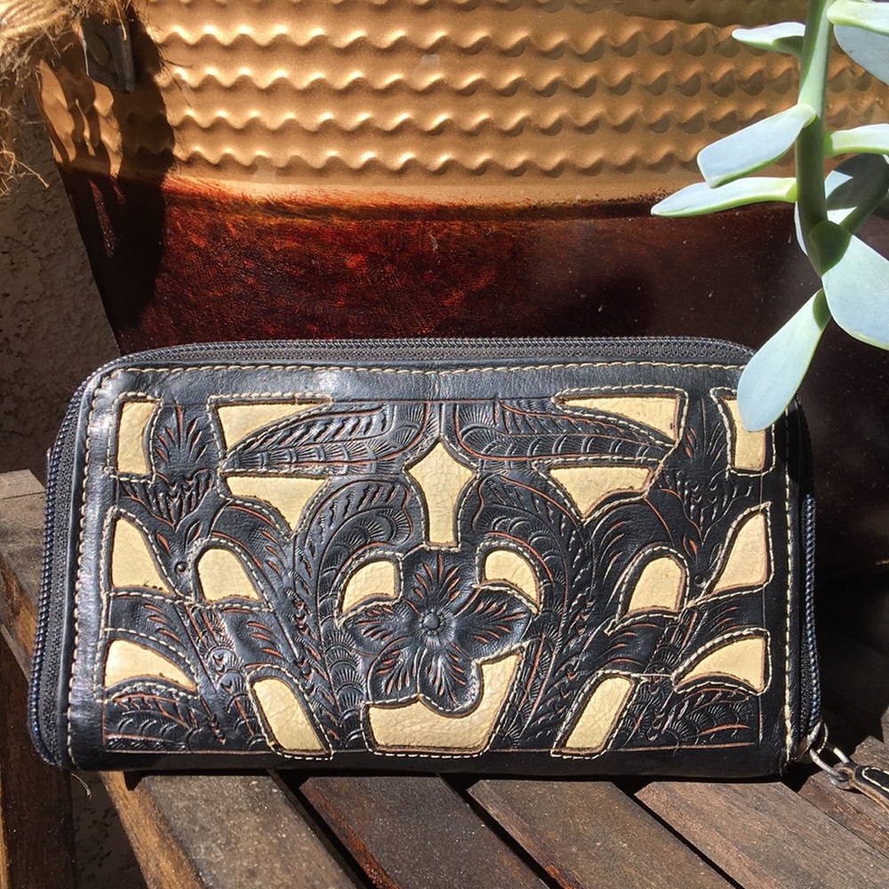 Leaders in Leather zip wallet